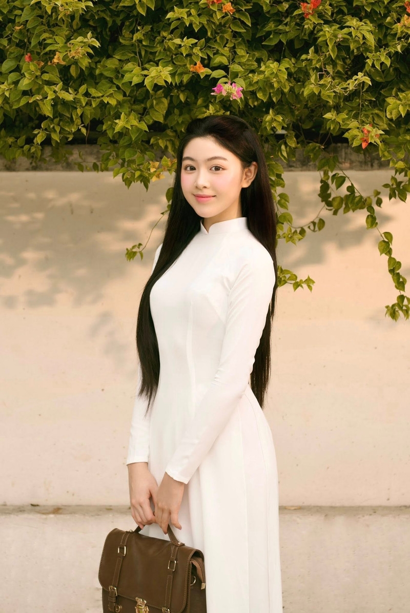 Ái nữ nhà Quyền Linh gây thương nhớ khi diện áo dài trắng, e ấp sánh bước bên mẹ Ái nữ nhà Quyền Linh gây thương nhớ khi diện áo dài trắng, e ấp sánh bước bên mẹ