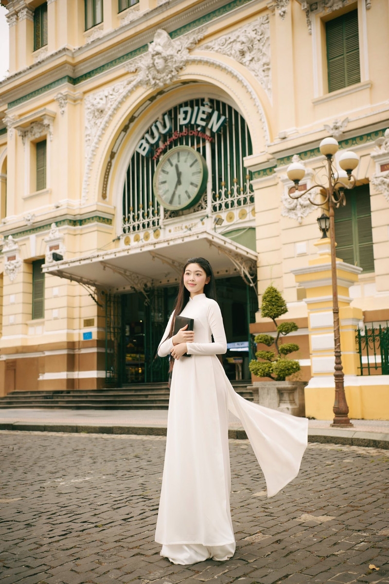 Ái nữ nhà Quyền Linh gây thương nhớ khi diện áo dài trắng, e ấp sánh bước bên mẹ Ái nữ nhà Quyền Linh gây thương nhớ khi diện áo dài trắng, e ấp sánh bước bên mẹ