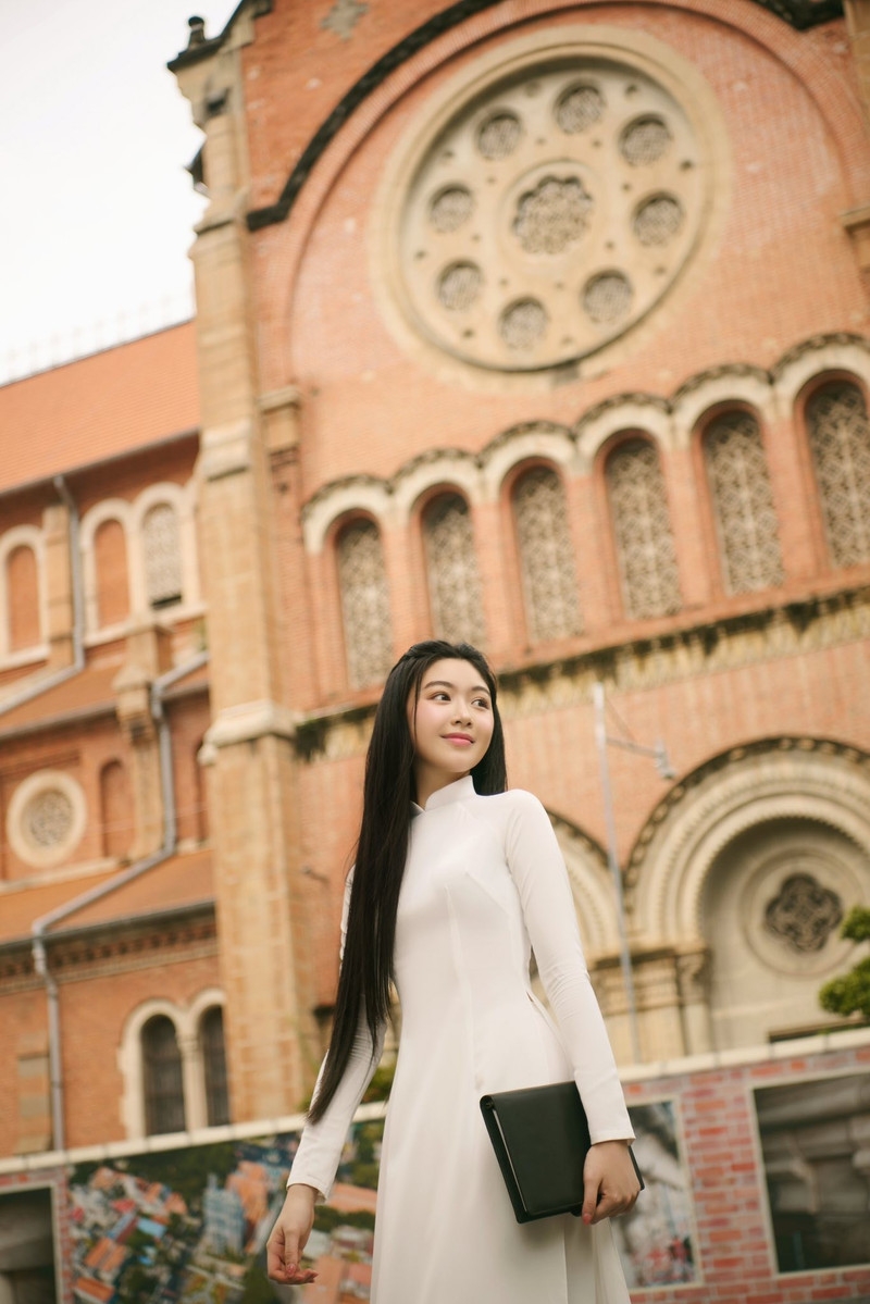 Ái nữ nhà Quyền Linh gây thương nhớ khi diện áo dài trắng, e ấp sánh bước bên mẹ Ái nữ nhà Quyền Linh gây thương nhớ khi diện áo dài trắng, e ấp sánh bước bên mẹ