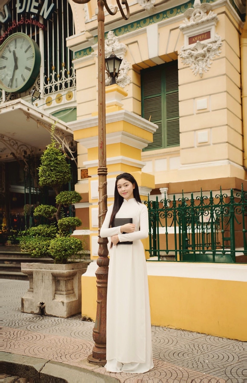 Ái nữ nhà Quyền Linh gây thương nhớ khi diện áo dài trắng, e ấp sánh bước bên mẹ Ái nữ nhà Quyền Linh gây thương nhớ khi diện áo dài trắng, e ấp sánh bước bên mẹ