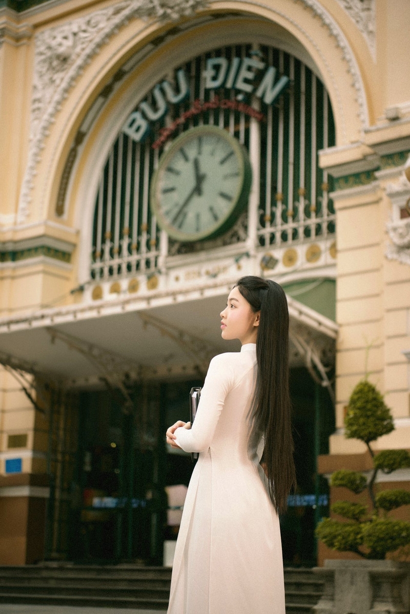 Ái nữ nhà Quyền Linh gây thương nhớ khi diện áo dài trắng, e ấp sánh bước bên mẹ Ái nữ nhà Quyền Linh gây thương nhớ khi diện áo dài trắng, e ấp sánh bước bên mẹ