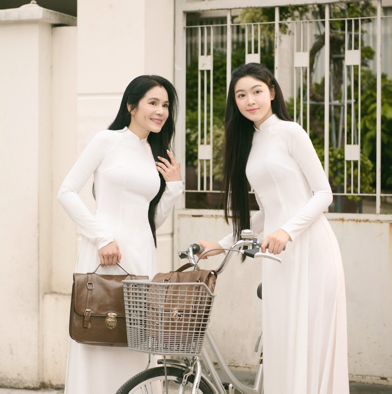 Ái nữ nhà Quyền Linh gây thương nhớ khi diện áo dài trắng, e ấp sánh bước bên mẹ Ái nữ nhà Quyền Linh gây thương nhớ khi diện áo dài trắng, e ấp sánh bước bên mẹ