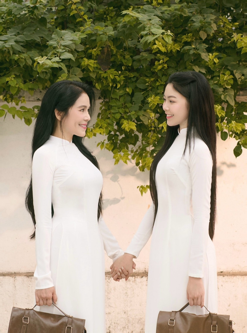 Ái nữ nhà Quyền Linh gây thương nhớ khi diện áo dài trắng, e ấp sánh bước bên mẹ Ái nữ nhà Quyền Linh gây thương nhớ khi diện áo dài trắng, e ấp sánh bước bên mẹ