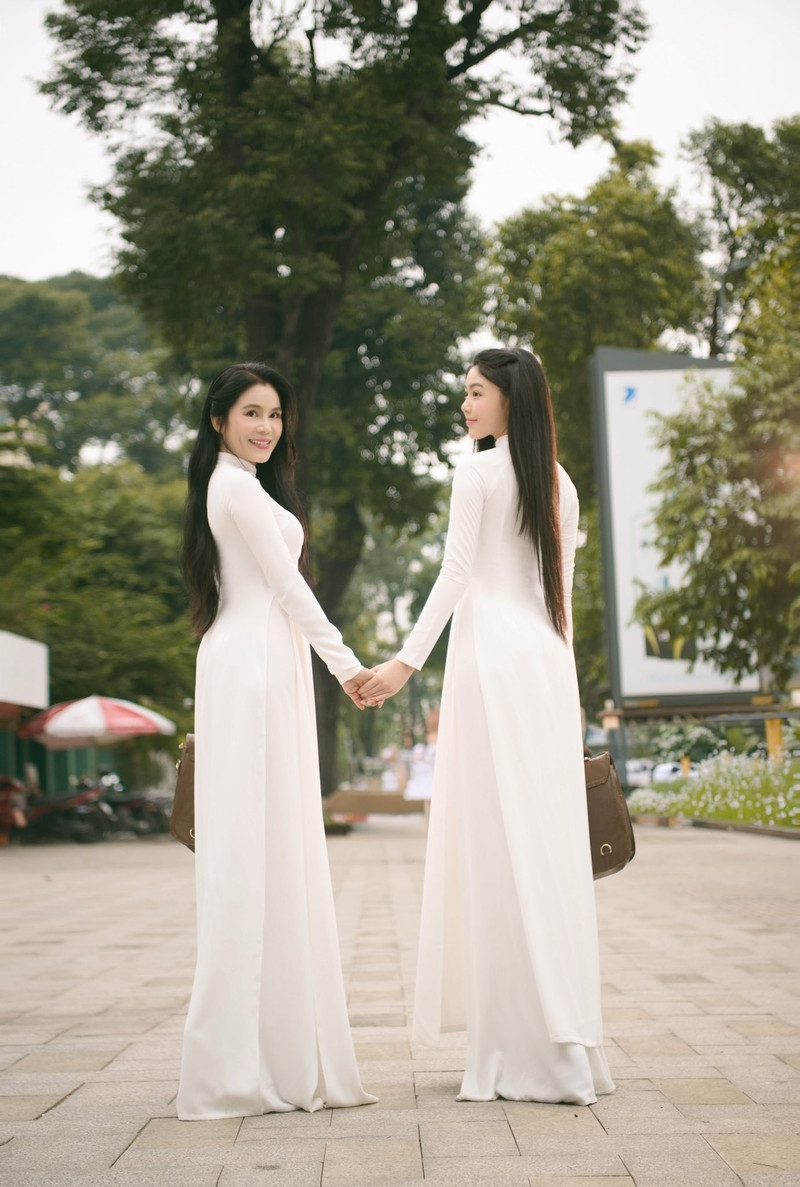 Ái nữ nhà Quyền Linh gây thương nhớ khi diện áo dài trắng, e ấp sánh bước bên mẹ Ái nữ nhà Quyền Linh gây thương nhớ khi diện áo dài trắng, e ấp sánh bước bên mẹ