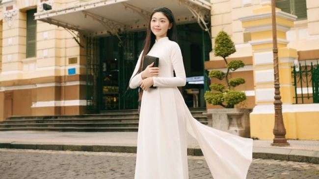 Ái nữ nhà Quyền Linh gây thương nhớ khi diện áo dài trắng, e ấp sánh bước bên mẹ