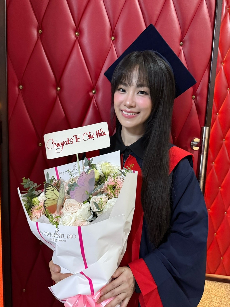 Lương Bích Hữu gây bất ngờ với diện mạo trẻ trung tại lễ tốt nghiệp dù đã U50 Lương Bích Hữu gây bất ngờ với diện mạo trẻ trung tại lễ tốt nghiệp dù đã U50