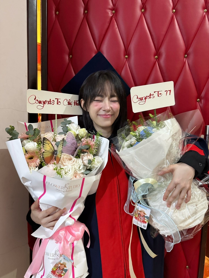 Lương Bích Hữu gây bất ngờ với diện mạo trẻ trung tại lễ tốt nghiệp dù đã U50 Lương Bích Hữu gây bất ngờ với diện mạo trẻ trung tại lễ tốt nghiệp dù đã U50