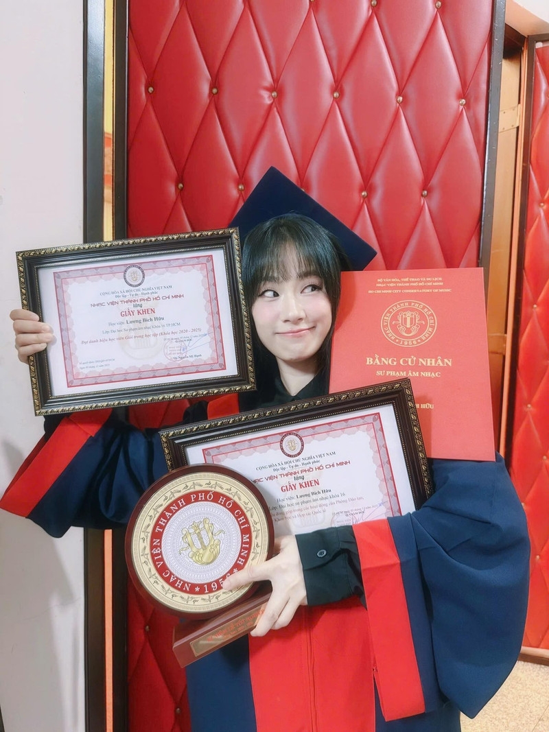 Lương Bích Hữu gây bất ngờ với diện mạo trẻ trung tại lễ tốt nghiệp dù đã U50 Lương Bích Hữu gây bất ngờ với diện mạo trẻ trung tại lễ tốt nghiệp dù đã U50