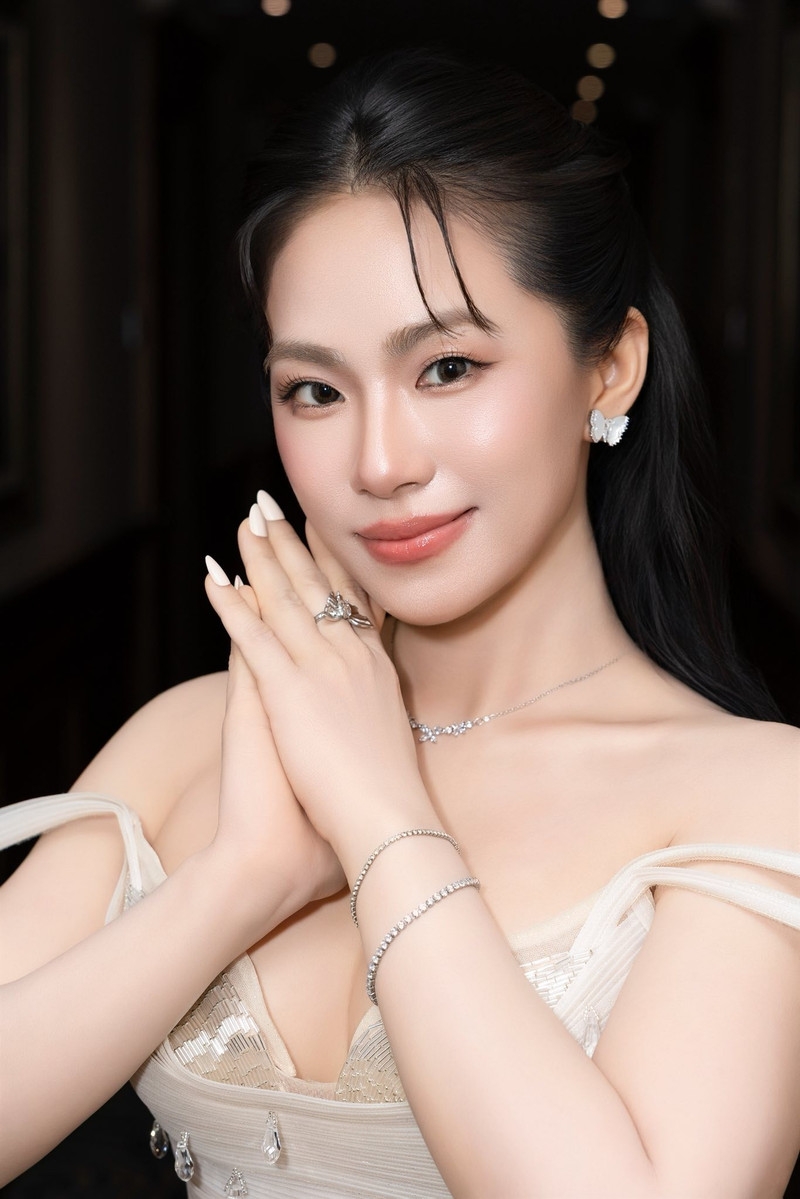 Lương Bích Hữu gây bất ngờ với diện mạo trẻ trung tại lễ tốt nghiệp dù đã U50 Lương Bích Hữu gây bất ngờ với diện mạo trẻ trung tại lễ tốt nghiệp dù đã U50