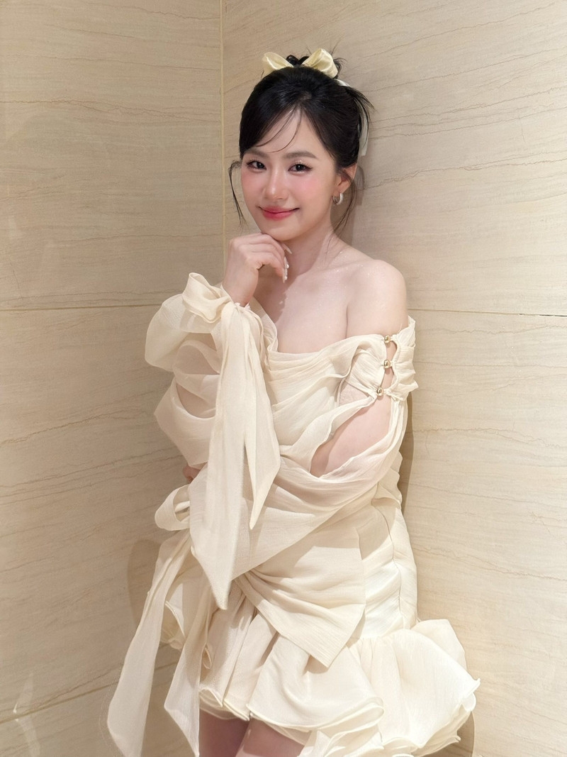 Lương Bích Hữu gây bất ngờ với diện mạo trẻ trung tại lễ tốt nghiệp dù đã U50 Lương Bích Hữu gây bất ngờ với diện mạo trẻ trung tại lễ tốt nghiệp dù đã U50