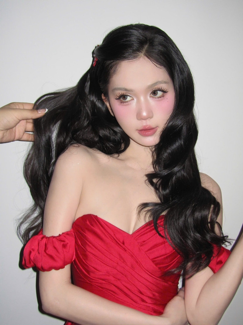 Ngọc Trinh trở lại đường đua Noel với phong cách gợi cảm đầy cuốn hút Ngọc Trinh trở lại đường đua Noel với phong cách gợi cảm đầy cuốn hút