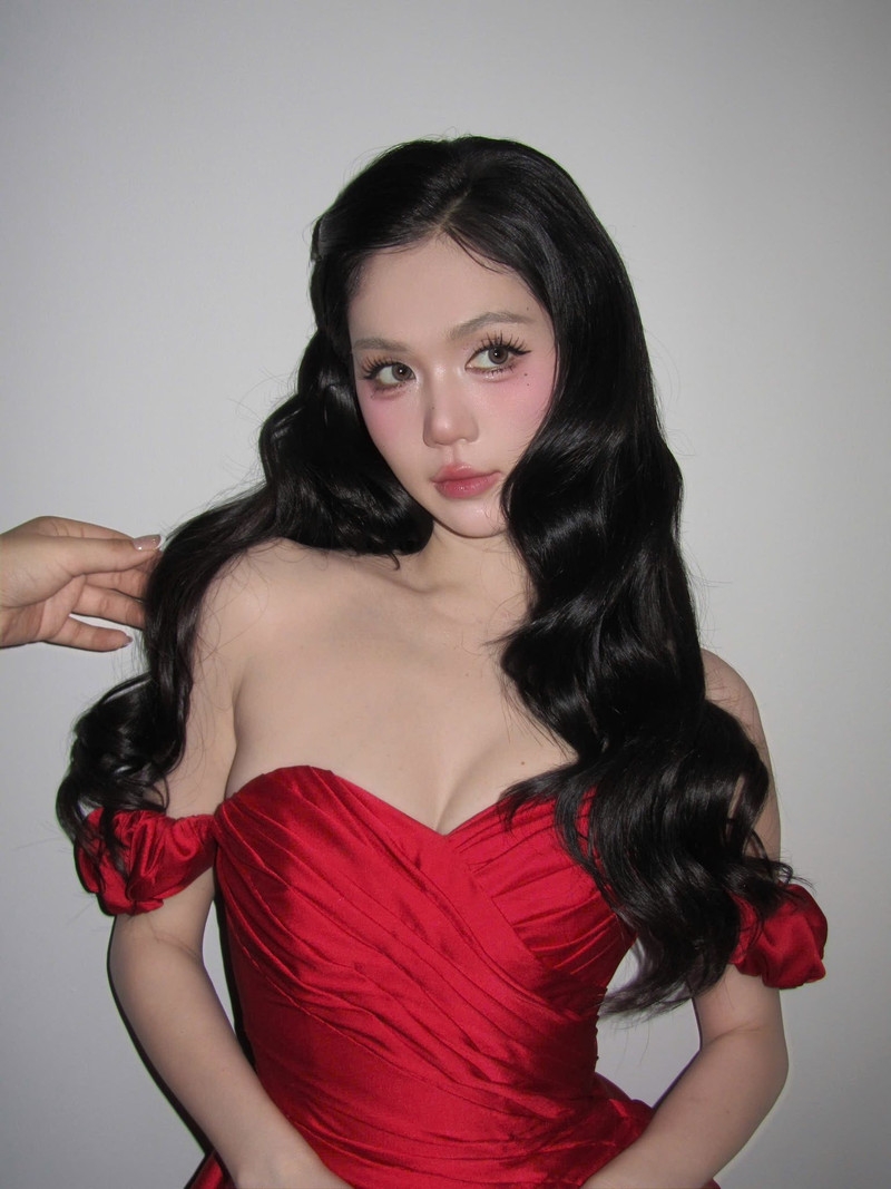 Ngọc Trinh trở lại đường đua Noel với phong cách gợi cảm đầy cuốn hút Ngọc Trinh trở lại đường đua Noel với phong cách gợi cảm đầy cuốn hút