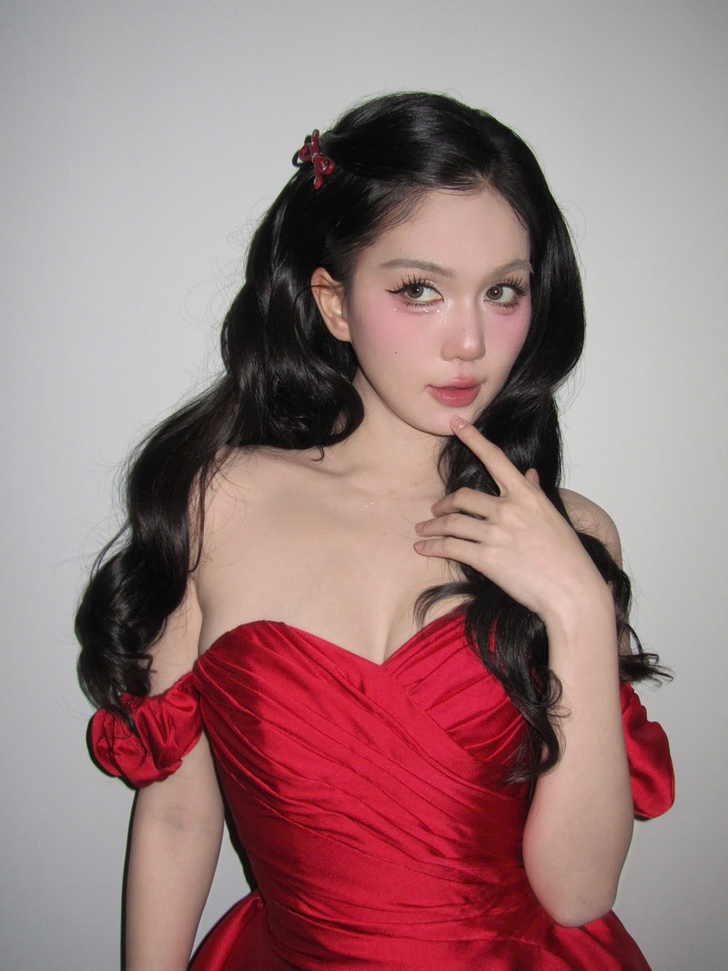 Ngọc Trinh trở lại đường đua Noel với phong cách gợi cảm đầy cuốn hút Ngọc Trinh trở lại đường đua Noel với phong cách gợi cảm đầy cuốn hút