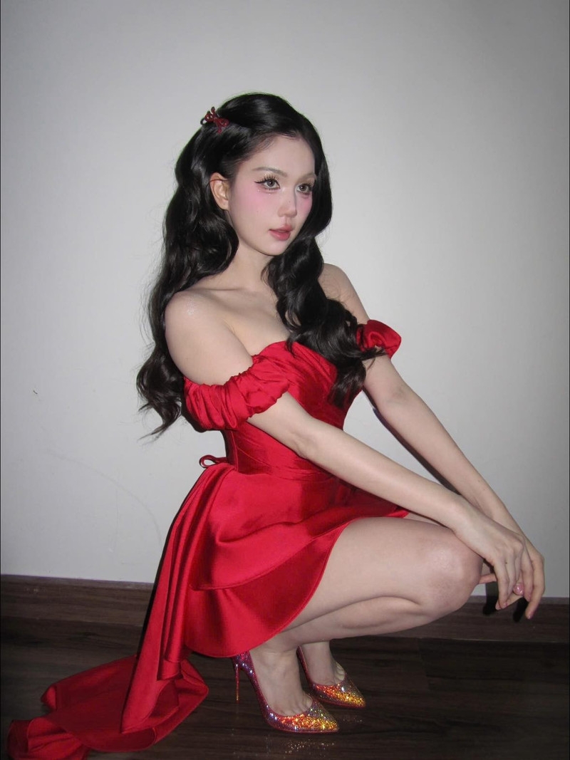 Ngọc Trinh trở lại đường đua Noel với phong cách gợi cảm đầy cuốn hút Ngọc Trinh trở lại đường đua Noel với phong cách gợi cảm đầy cuốn hút