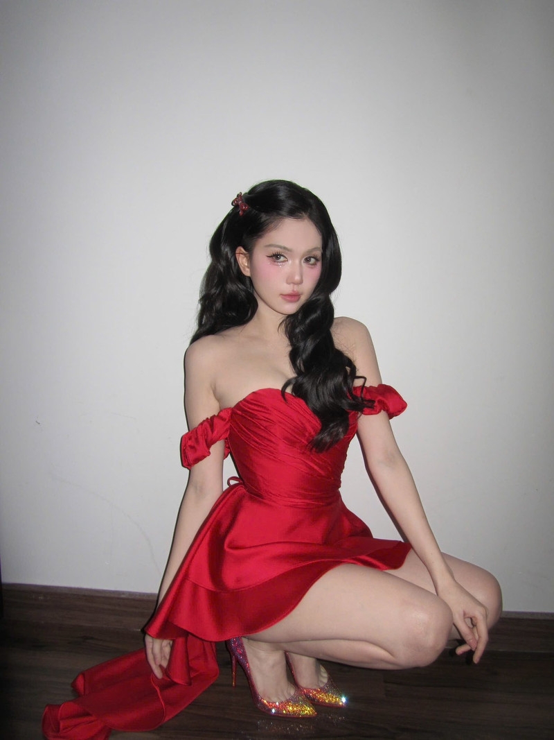 Ngọc Trinh trở lại đường đua Noel với phong cách gợi cảm đầy cuốn hút Ngọc Trinh trở lại đường đua Noel với phong cách gợi cảm đầy cuốn hút