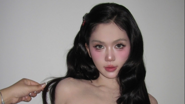 Ngọc Trinh trở lại đường đua Noel với phong cách gợi cảm đầy cuốn hút