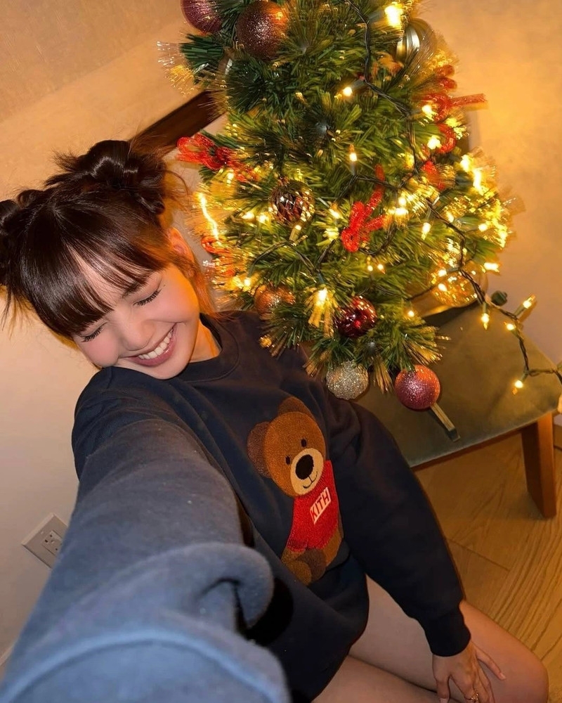 Lisa (BLACKPINK) gây bão mạng xã hội với loạt ảnh Giáng sinh ngọt ngào Lisa (BLACKPINK) gây bão mạng xã hội với loạt ảnh Giáng sinh ngọt ngào