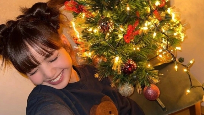 Lisa (BLACKPINK) gây bão mạng xã hội với loạt ảnh Giáng sinh ngọt ngào