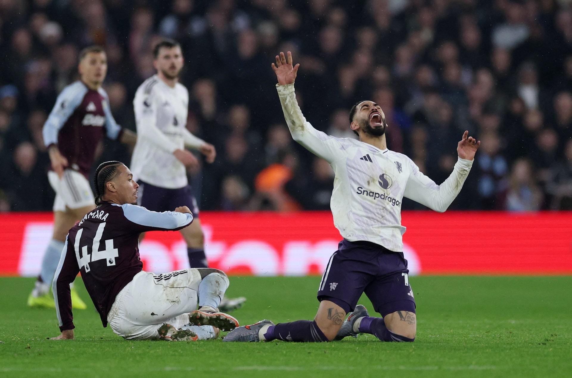 Man Utd gục ngã trước Aston Villa Man Utd gục ngã trước Aston Villa