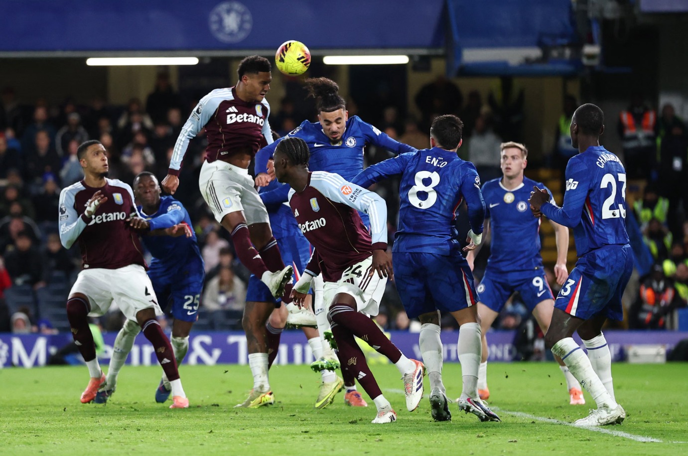 Ngoại hạng Anh vòng 18: Arsenal giữ ngôi đầu, Villa thăng hoa