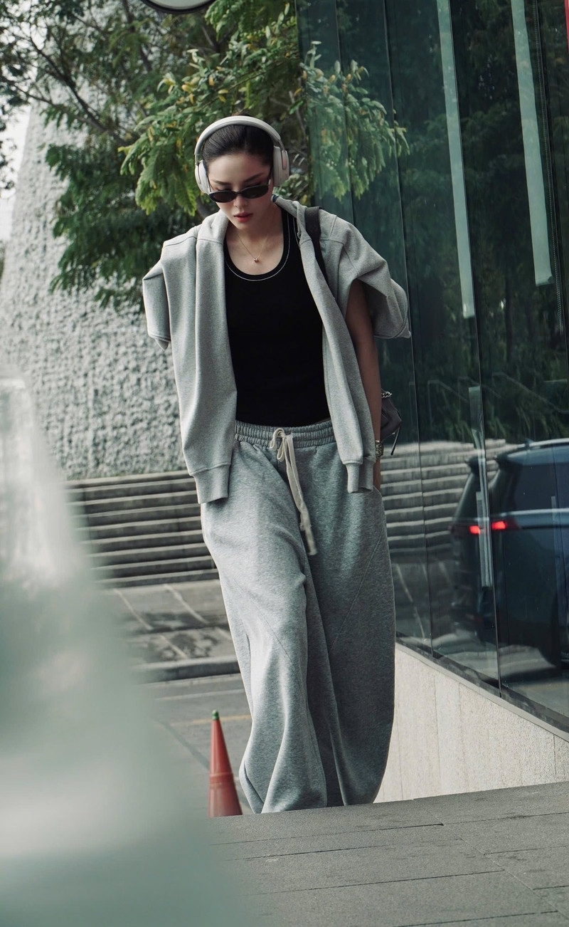 Tiểu Vy, Kỳ Duyên cùng dàn hoa á hậu khoe sắc cực cuốn khi bắt trend 'trạm tỷ' Tiểu Vy, Kỳ Duyên cùng dàn hoa á hậu khoe sắc cực cuốn khi bắt trend 'trạm tỷ'