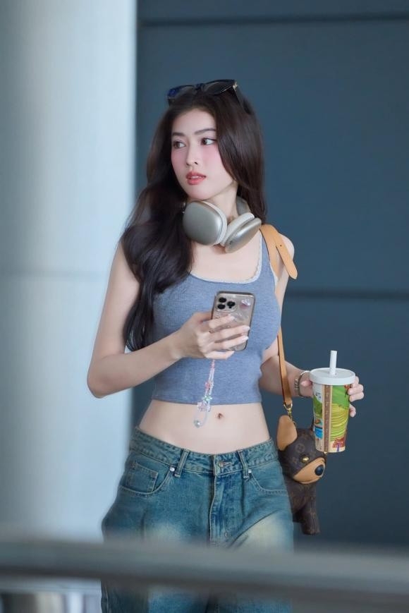 Tiểu Vy, Kỳ Duyên cùng dàn hoa á hậu khoe sắc cực cuốn khi bắt trend 'trạm tỷ' Tiểu Vy, Kỳ Duyên cùng dàn hoa á hậu khoe sắc cực cuốn khi bắt trend 'trạm tỷ'