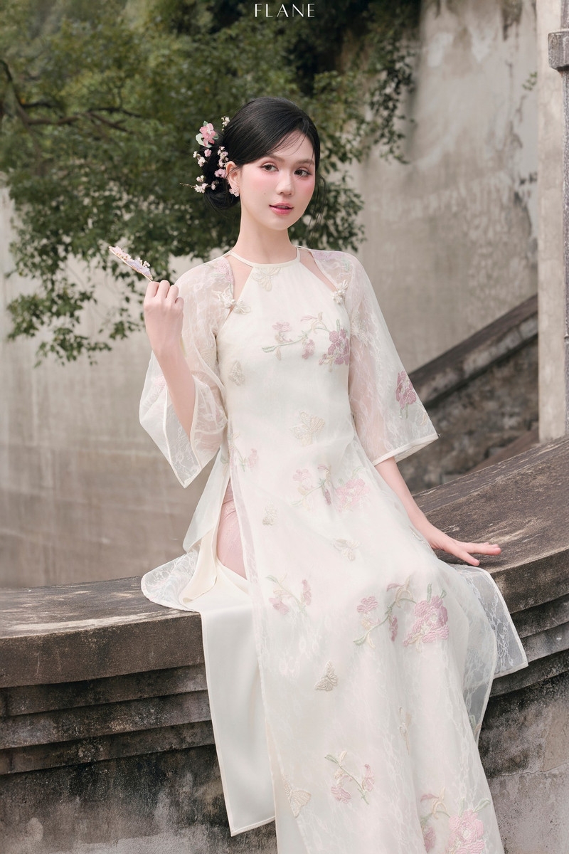 Từ gợi cảm đến dịu dàng, Ngọc Trinh biến hóa duyên dáng với áo dài thời thượng Từ gợi cảm đến dịu dàng, Ngọc Trinh biến hóa duyên dáng với áo dài thời thượng