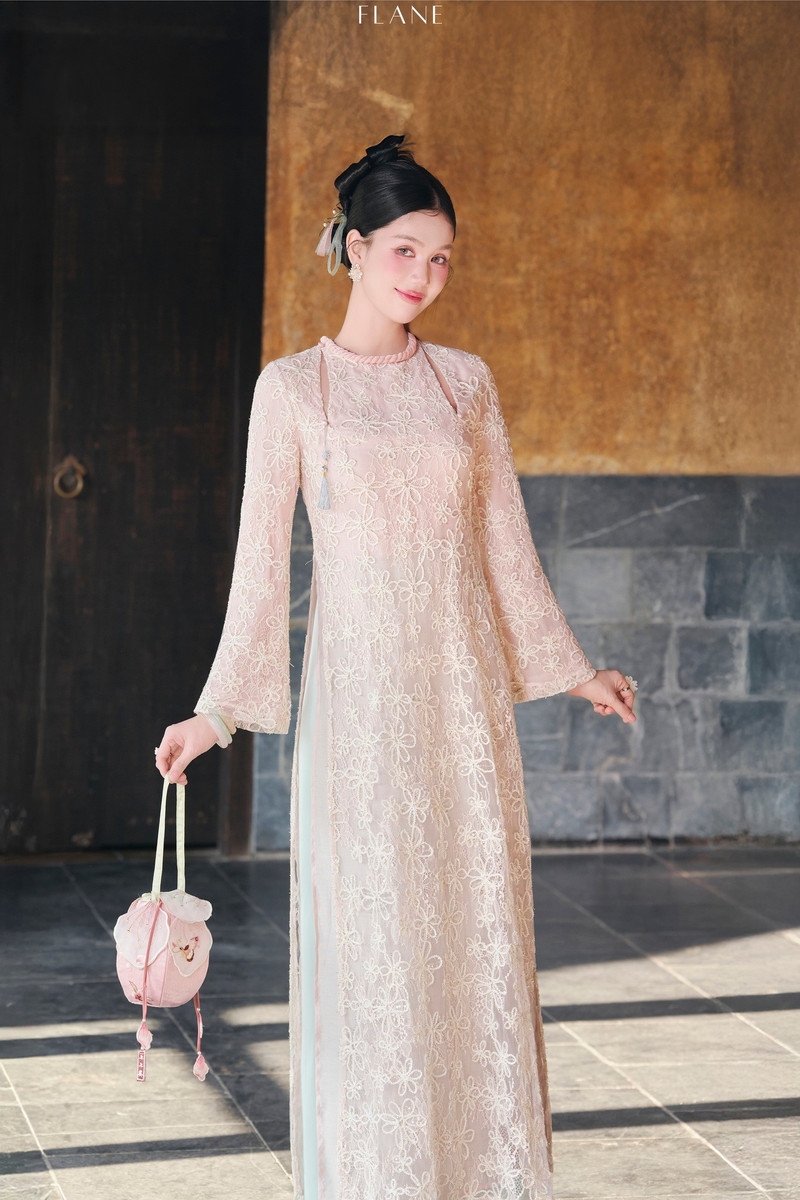 Từ gợi cảm đến dịu dàng, Ngọc Trinh biến hóa duyên dáng với áo dài thời thượng Từ gợi cảm đến dịu dàng, Ngọc Trinh biến hóa duyên dáng với áo dài thời thượng