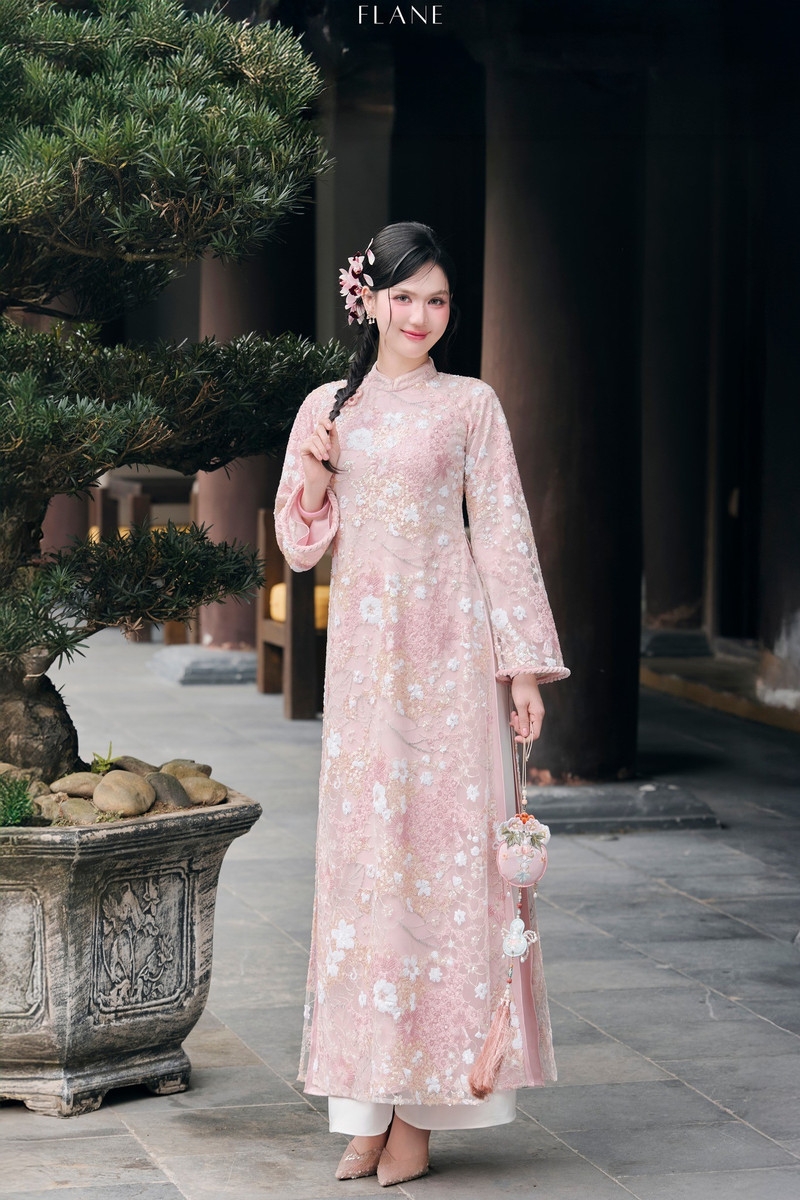 Từ gợi cảm đến dịu dàng, Ngọc Trinh biến hóa duyên dáng với áo dài thời thượng Từ gợi cảm đến dịu dàng, Ngọc Trinh biến hóa duyên dáng với áo dài thời thượng