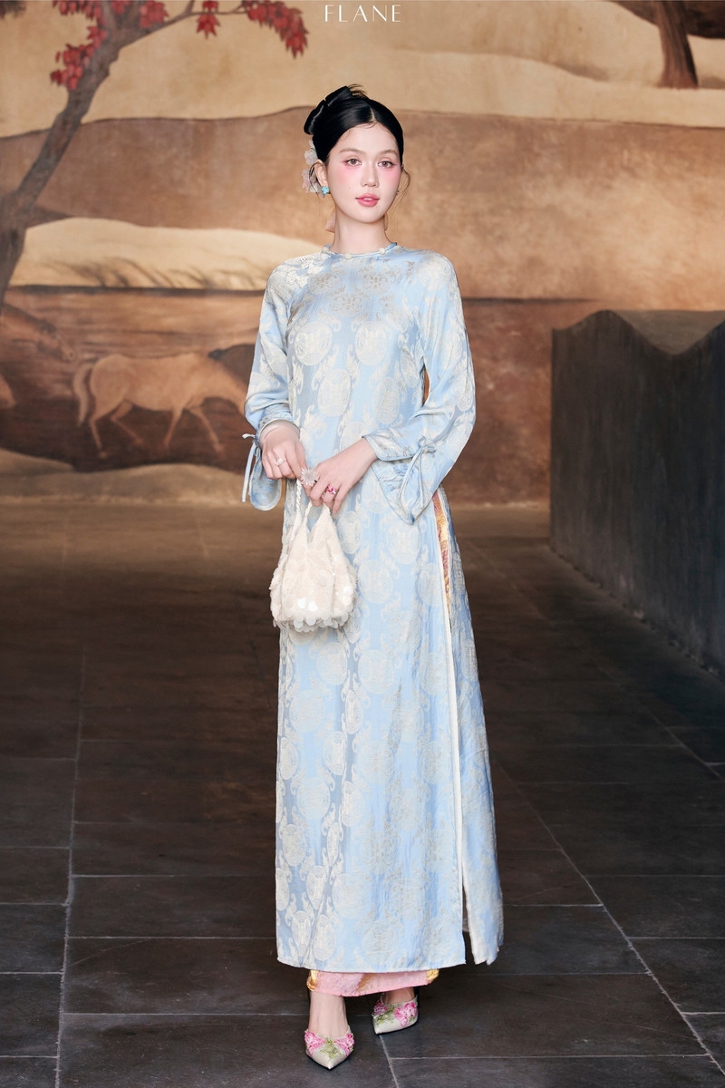 Từ gợi cảm đến dịu dàng, Ngọc Trinh biến hóa duyên dáng với áo dài thời thượng Từ gợi cảm đến dịu dàng, Ngọc Trinh biến hóa duyên dáng với áo dài thời thượng