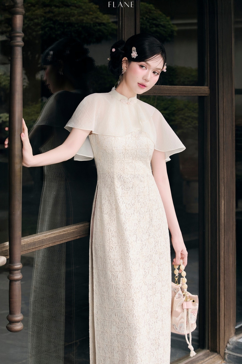 Từ gợi cảm đến dịu dàng, Ngọc Trinh biến hóa duyên dáng với áo dài thời thượng Từ gợi cảm đến dịu dàng, Ngọc Trinh biến hóa duyên dáng với áo dài thời thượng