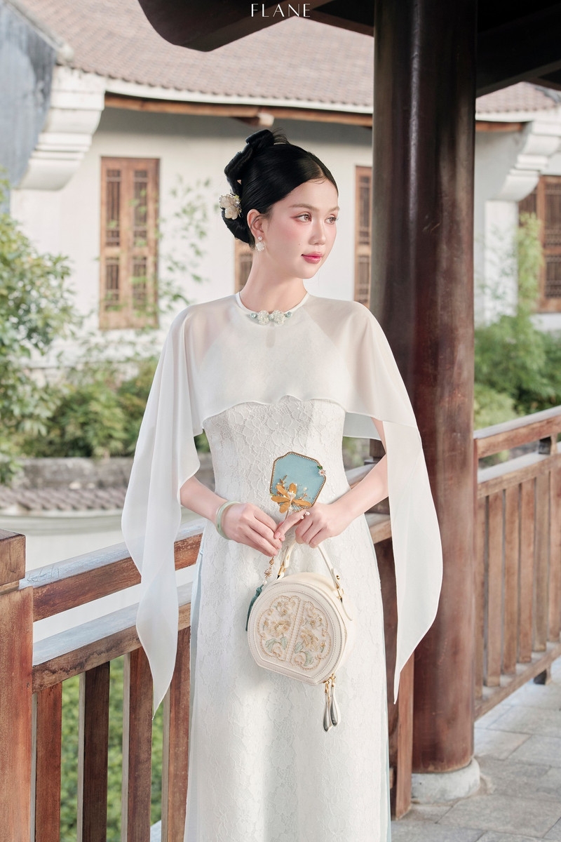 Từ gợi cảm đến dịu dàng, Ngọc Trinh biến hóa duyên dáng với áo dài thời thượng Từ gợi cảm đến dịu dàng, Ngọc Trinh biến hóa duyên dáng với áo dài thời thượng