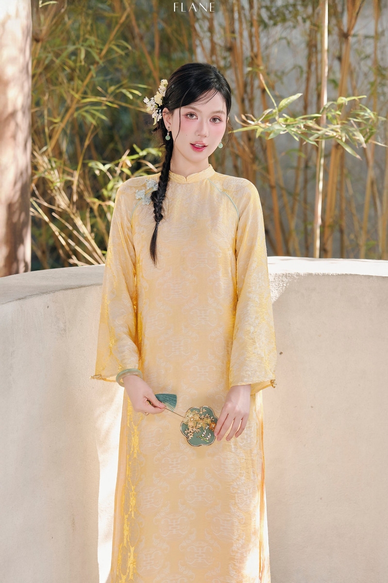 Từ gợi cảm đến dịu dàng, Ngọc Trinh biến hóa duyên dáng với áo dài thời thượng Từ gợi cảm đến dịu dàng, Ngọc Trinh biến hóa duyên dáng với áo dài thời thượng