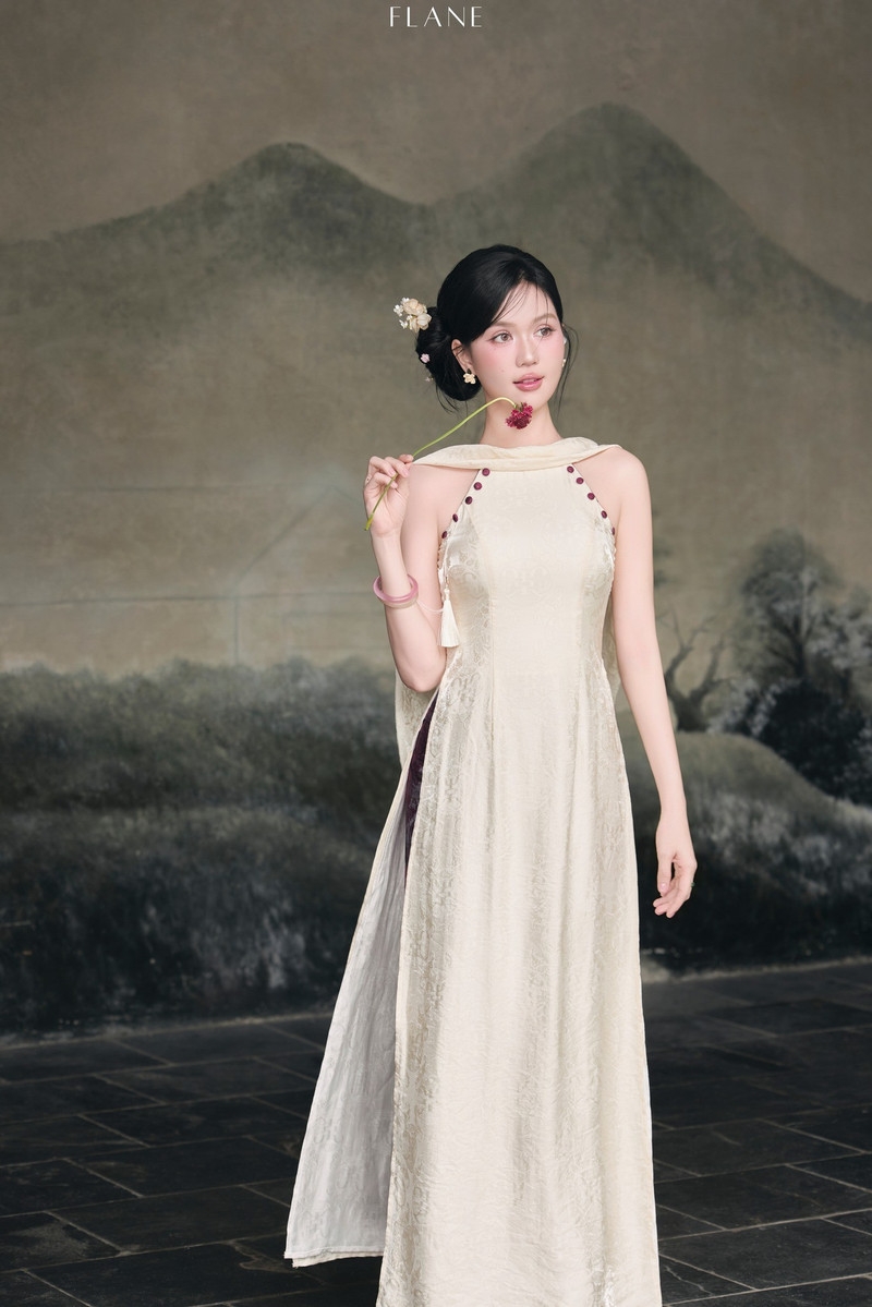 Từ gợi cảm đến dịu dàng, Ngọc Trinh biến hóa duyên dáng với áo dài thời thượng Từ gợi cảm đến dịu dàng, Ngọc Trinh biến hóa duyên dáng với áo dài thời thượng