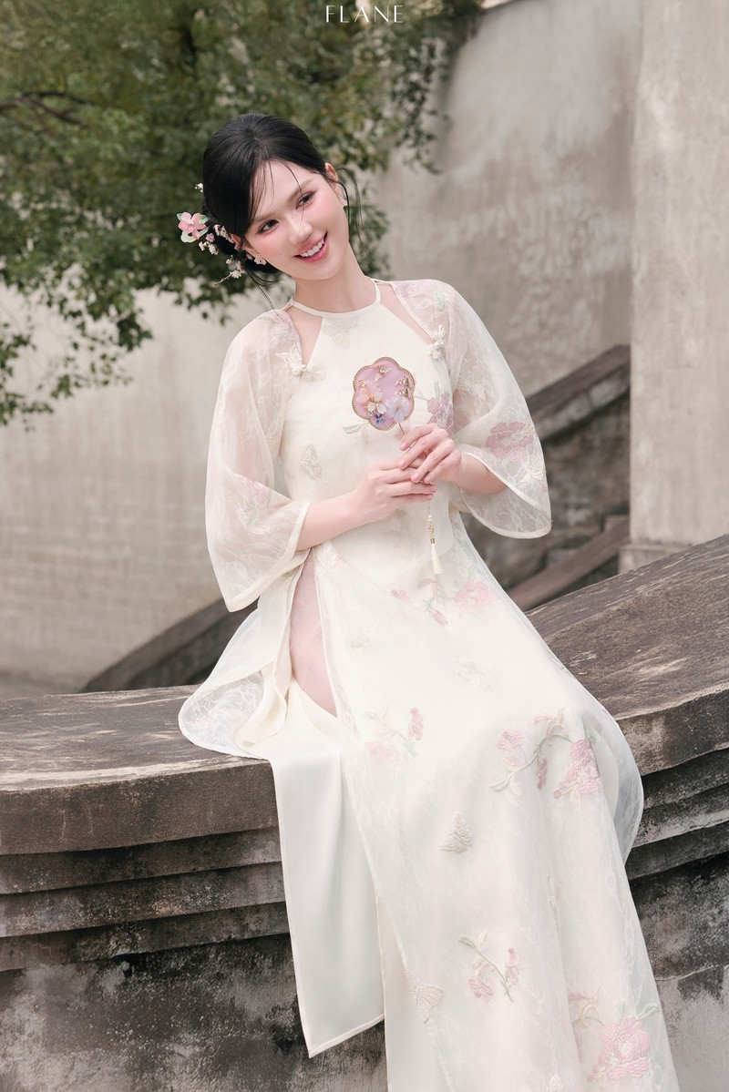 Từ gợi cảm đến dịu dàng, Ngọc Trinh biến hóa duyên dáng với áo dài thời thượng Từ gợi cảm đến dịu dàng, Ngọc Trinh biến hóa duyên dáng với áo dài thời thượng