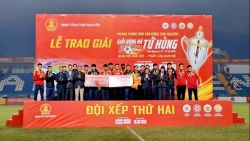 Ẵm thêm một giải thưởng, Ronaldo bóng gió trở lại châu Âu