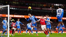 Ẵm thêm một giải thưởng, Ronaldo bóng gió trở lại châu Âu