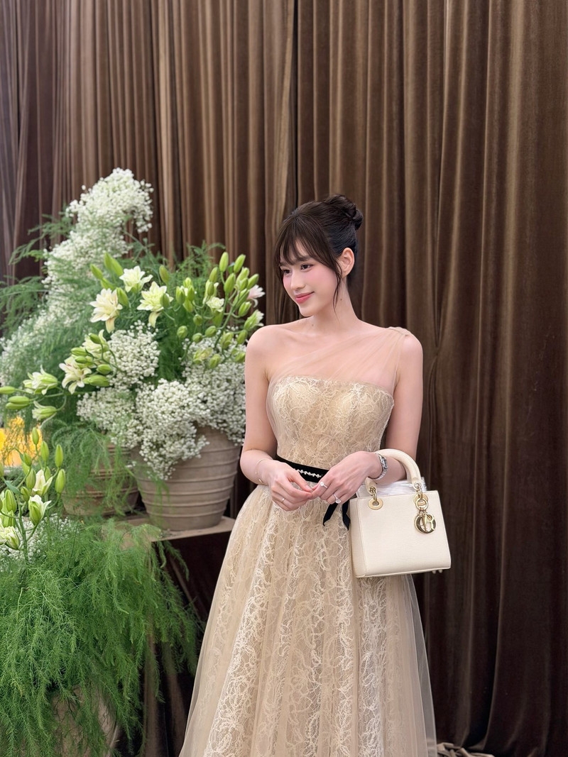 Phong cách tinh tế khi đi ăn cưới của Đỗ Thị Hà trở thành hình mẫu áp dụng Phong cách tinh tế khi đi ăn cưới của Đỗ Thị Hà trở thành hình mẫu áp dụng