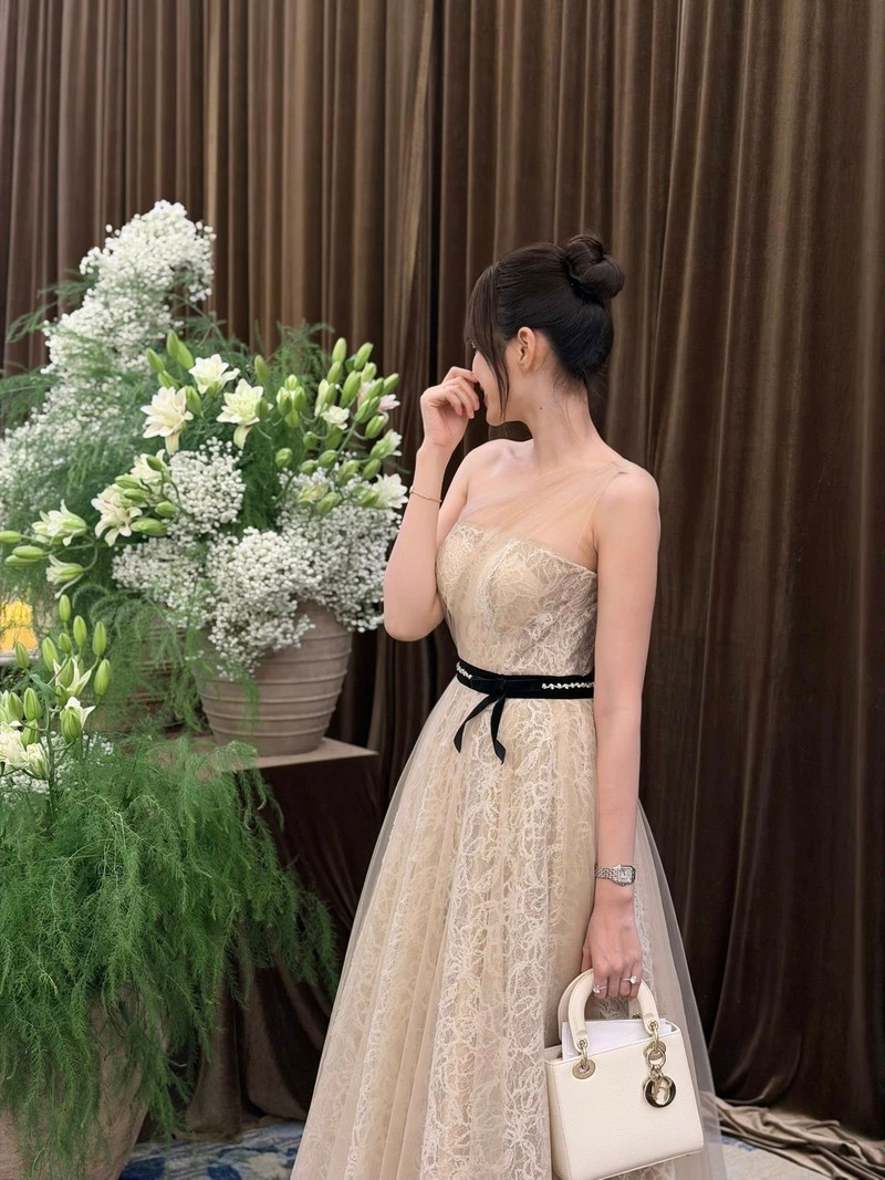 Phong cách tinh tế khi đi ăn cưới của Đỗ Thị Hà trở thành hình mẫu áp dụng Phong cách tinh tế khi đi ăn cưới của Đỗ Thị Hà trở thành hình mẫu áp dụng