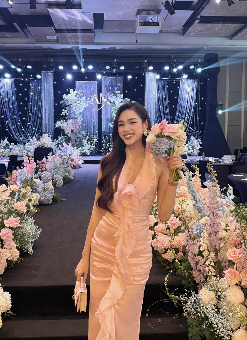 Phong cách tinh tế khi đi ăn cưới của Đỗ Thị Hà trở thành hình mẫu áp dụng Phong cách tinh tế khi đi ăn cưới của Đỗ Thị Hà trở thành hình mẫu áp dụng