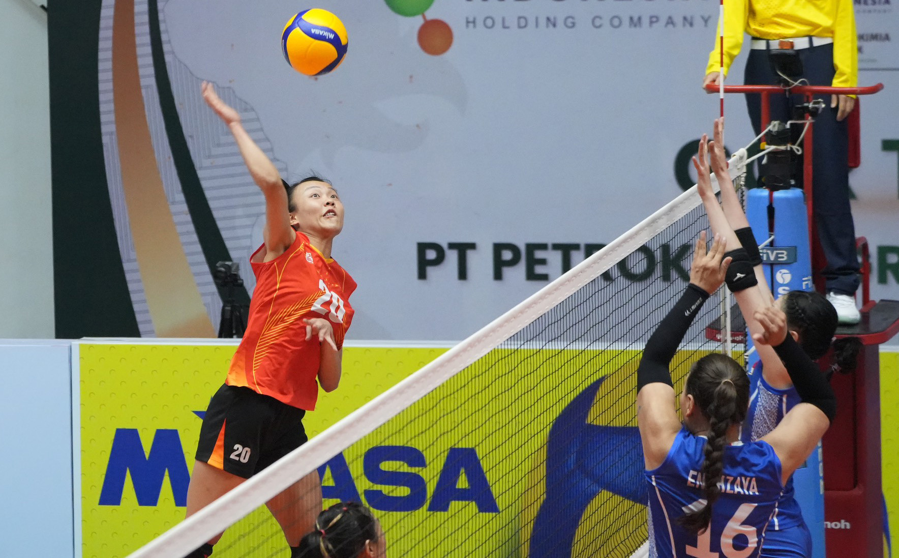 Tuyển bóng chuyền nữ Việt Nam thắng trận ra quân tại AVC Challenge Cup 2023