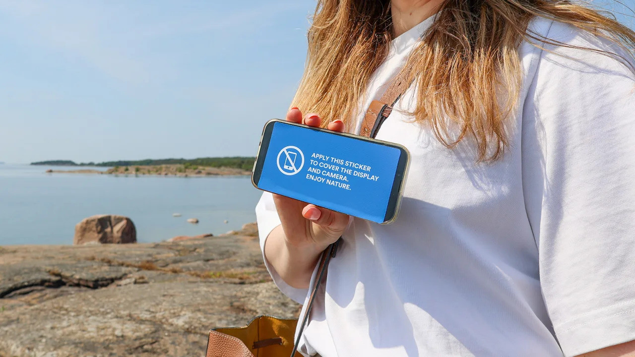 Hòn đảo du lịch ở châu Âu ra 'luật lạ' - cấm điện thoại