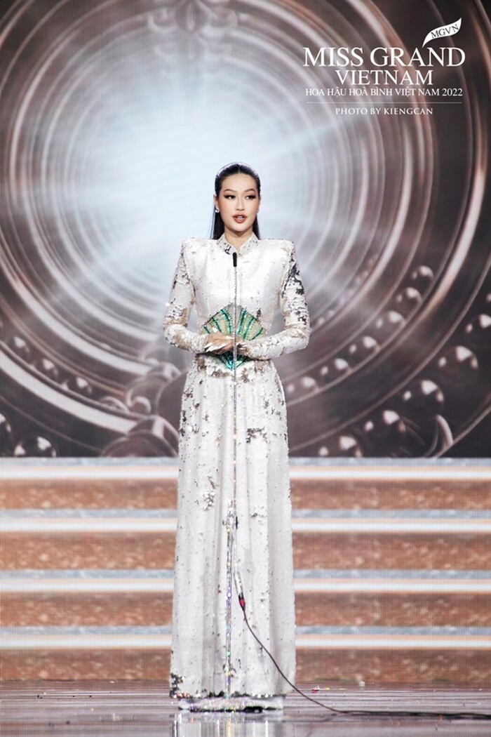 Netizens phẫn nộ đòi hủy tư cách tham gia show truyền hình của Hoa hậu Đoàn Thiên Ân