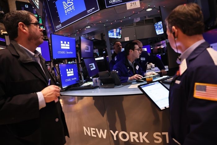 Thị trường chứng khoán thế giới ngày 7/1: Dow Jones bật tăng 700 điểm