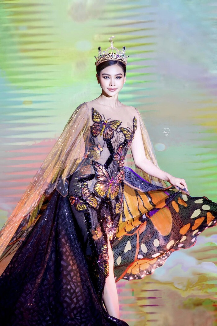 Miss Grand đăng Engfa Waraha diện thiết kết "na ná" Butterfly Effect: Muốn "khịa" Ngọc Châu hả?