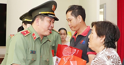Thiếu tướng Đinh Văn Nơi tặng quà Tết cho người dân TP Cần Thơ