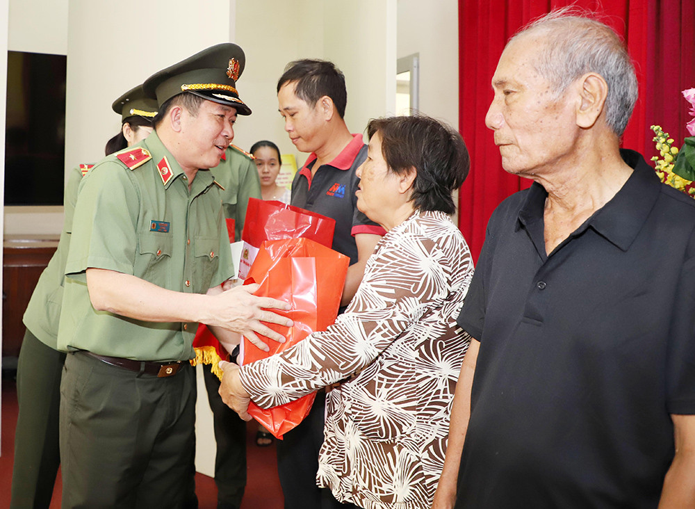 Thiếu tướng Đinh Văn Nơi tặng quà Tết cho người dân TP Cần Thơ