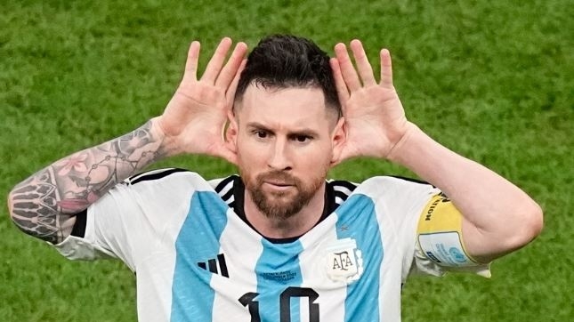 Messi hối hận vì chế nhạo Louis Van Gaal