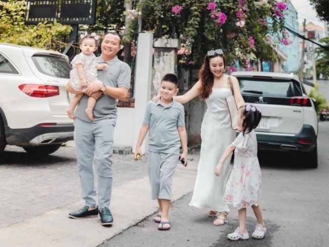 Sao Việt hôm nay 21/8: Ca sỹ Vy Oanh vui vẻ đi chơi với gia đình