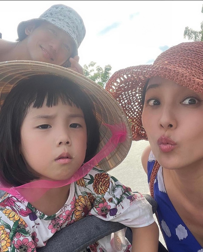 Oh Yoon Hee của Penthouse đưa cả gia đình đến Việt Nam du lịch, thực hiện lời hứa với các fan